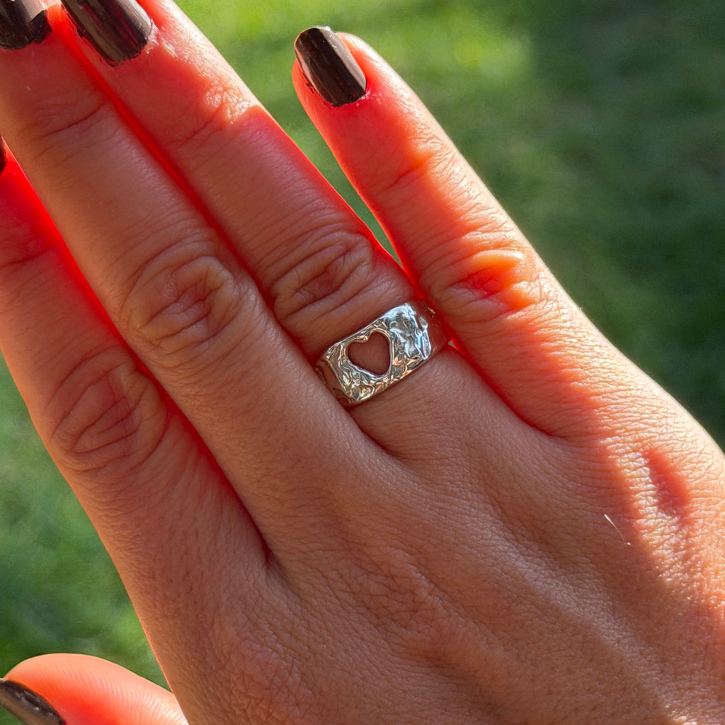 Kardia Textured Heart Ring Size L